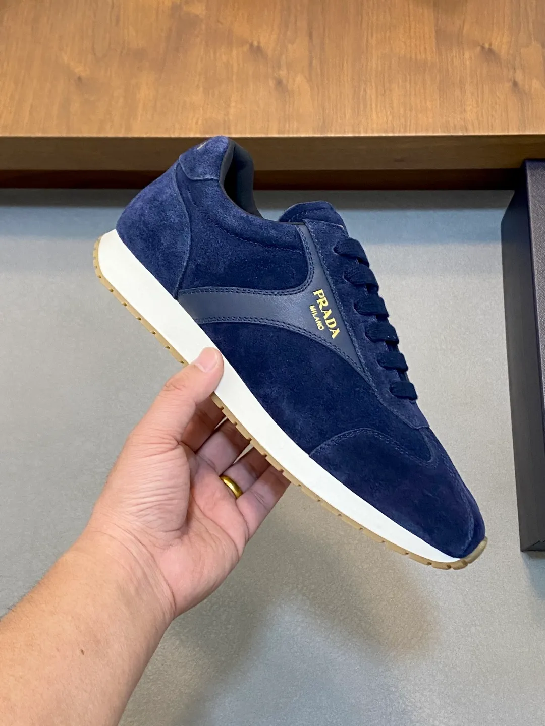 Men's shoes 💰740 Prada/Prada's new men's spliced ​​casual sports shoes. These sports shoes use exquisite stitching technology to outline a unique geometric texture, and contemporary lines and details reinterpret the classic sports style. The upper is made of ultra-official material, and the lining is full cowhide. It is lightweight, breathable, practical and versatile. The tongue is decorated with the Prada Milano logo, and the logo print is embellished with the laces. It is paired with a 2.5cm two-color rubber sole to create a comfortable wearing experience. Comes with full set of original packaging dust bag! Size: 39-40-41-42-43-44 (38, 45 customized) standard leather shoe size